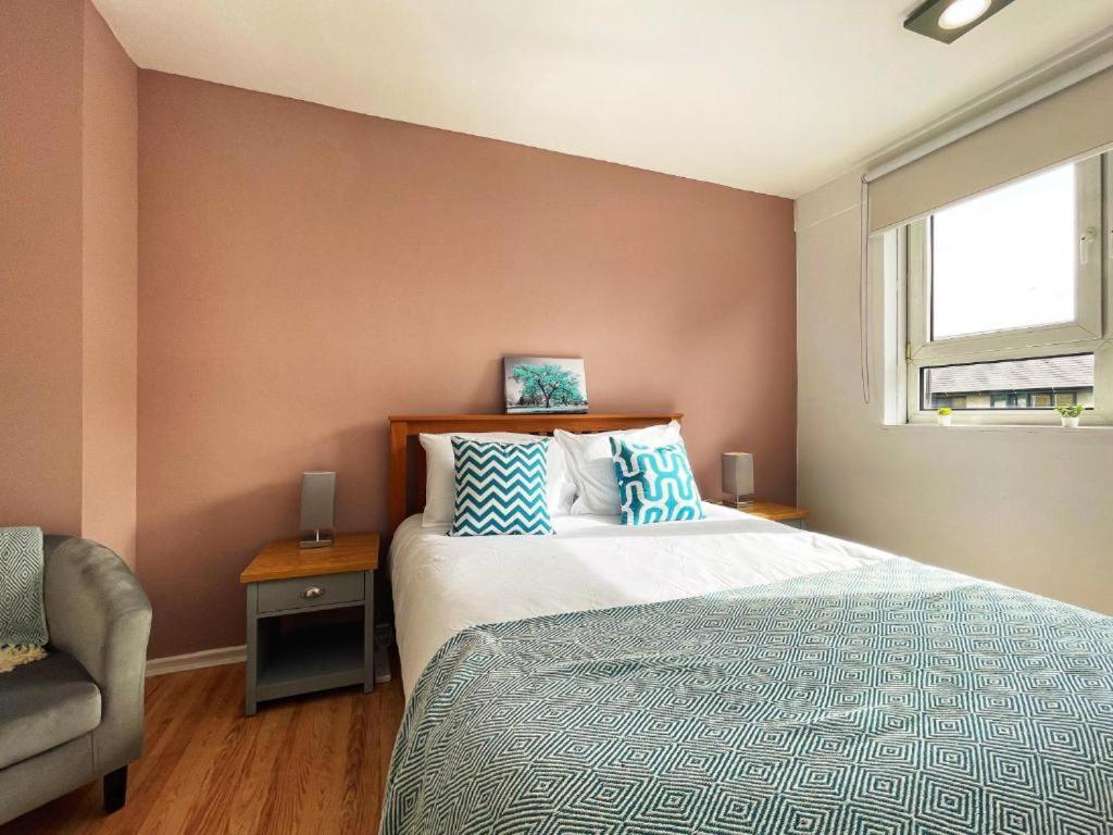 Appartamento Tom Place In Mile End - 2 Double Beds, 1 Bunk Bed, Max 6, Spacious, Ideal For Families Londra