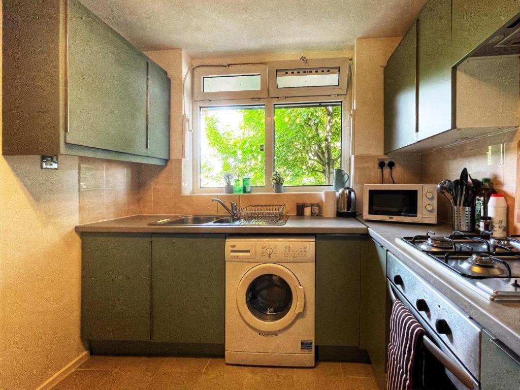 Appartamento Tom Place In Mile End - 2 Double Beds, 1 Bunk Bed, Max 6, Spacious, Ideal For Families Londra